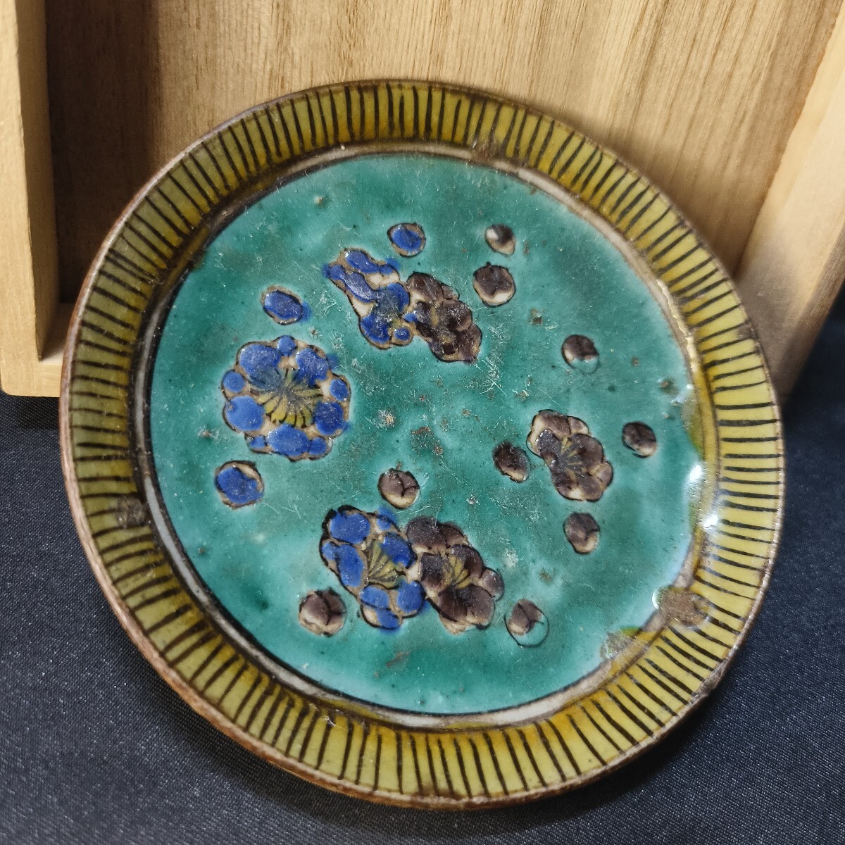古九谷 豆皿 青手 時代物 骨董 旧家蔵出し 古美術品 蒐集家放出美品 桐箱 古九谷 豆皿 青手 時代物 骨董 旧家蔵出し 古美術品 蒐集家放出
