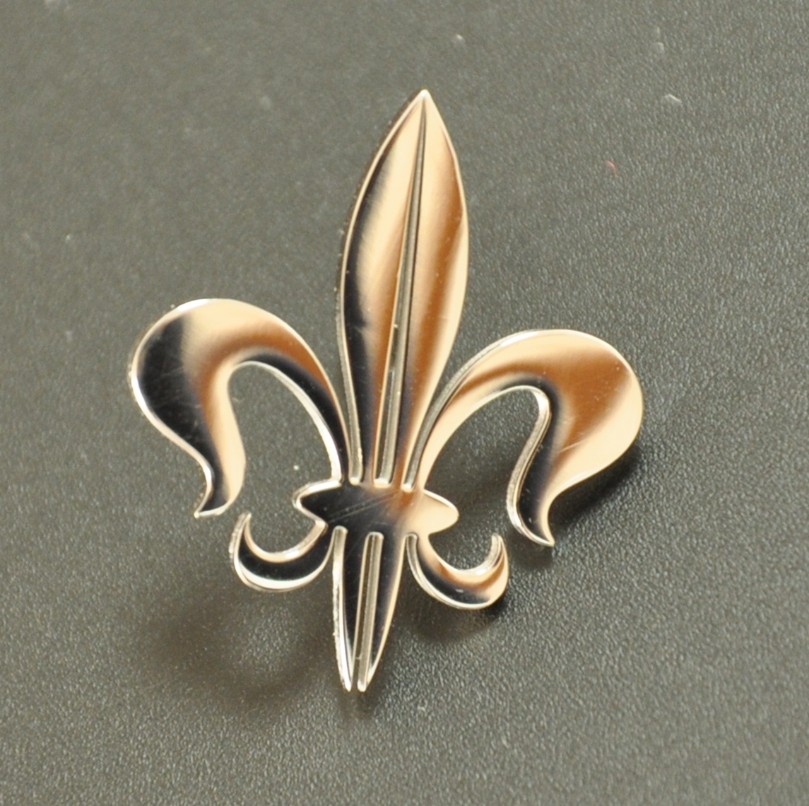 Pins ピンズ ピンバッジ ユリ 紋章 百合 エンブレム シルバー_画像3
