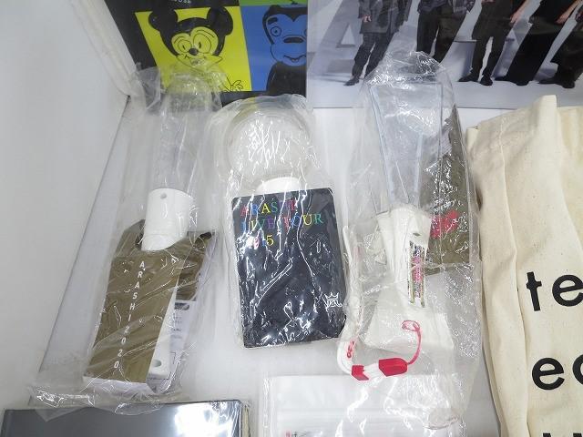 【中古品 同梱可】 嵐 ペンライト うちわ クリアファイル アクリルキーチェーン シール 等グッズセット