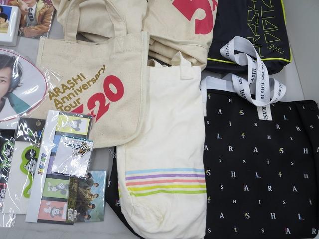 【中古品 同梱可】 嵐 ペンライト うちわ クリアファイル アクリルキーチェーン シール 等グッズセット