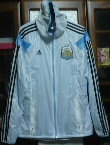 完売品　美品　adidas【アディダスジャパン(株)】制2014アルゼンチン代表アンセムウーブンジャケット(上のみ)O　白×水色　ブラジルW杯時