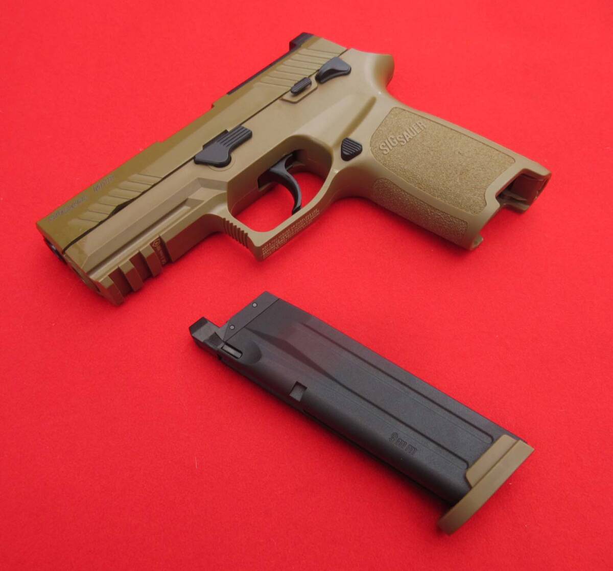 SIG?SAUERM18（タン色モデル、未使用　シグ?ザウエルアメリカ軍米軍拳銃ピストルガスガン電動(dòng)ガンモデルガン治安組織警察灣岸戦爭(zhēng)