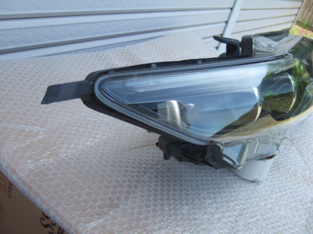 送料無料 トヨタ ハリアー 前期 ヘッドライト 右 81140-48440