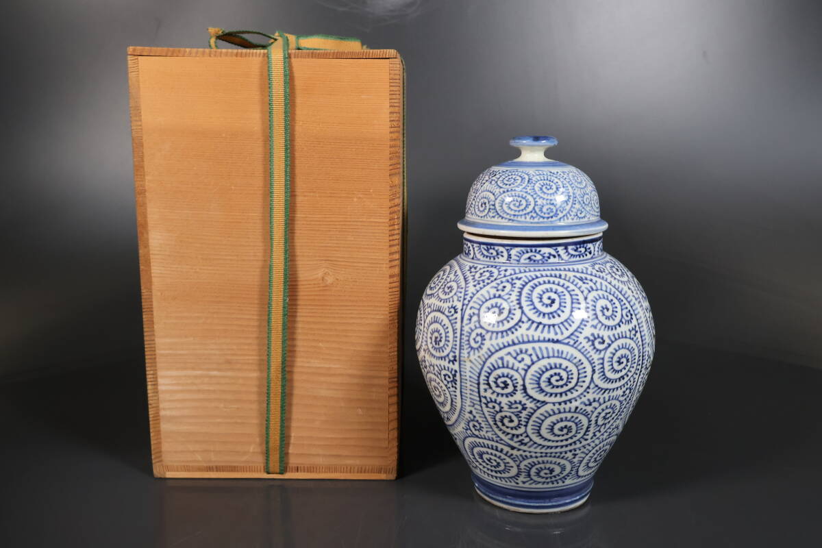 和】(A2893) 時代古作 江戸 古伊万里染付蛸唐草沈香壺 保管箱有