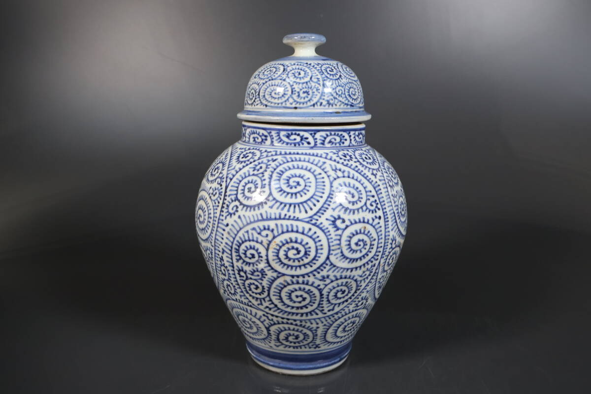 和】(A2893) 時代古作 江戸 古伊万里染付蛸唐草沈香壺 保管箱有