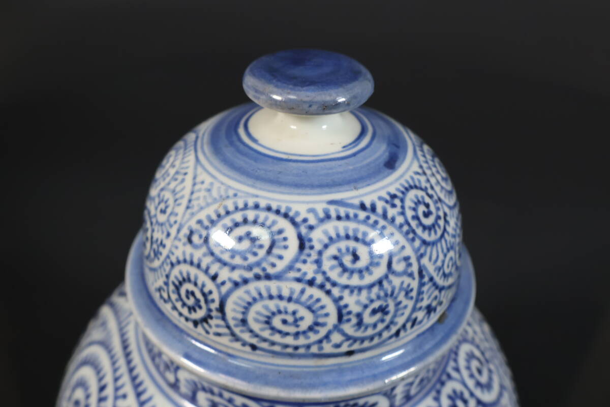 古伊万里、染付、松鶴、竹雀、梅鶯、窓絵 箱付き。沈香壺。完品。
