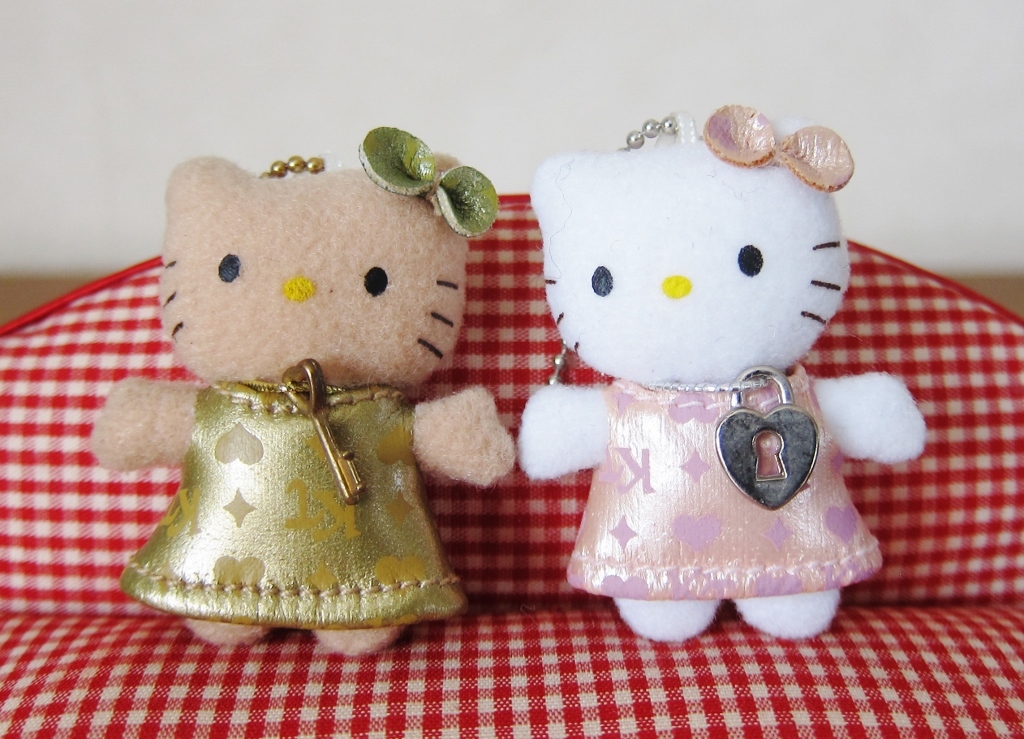 ハローキティ　ストラップ　ミニミニドール「ヒヤケとキテ?！规Iと鍵穴のセット　ゴールド＆シルバー　ボールチェーン付