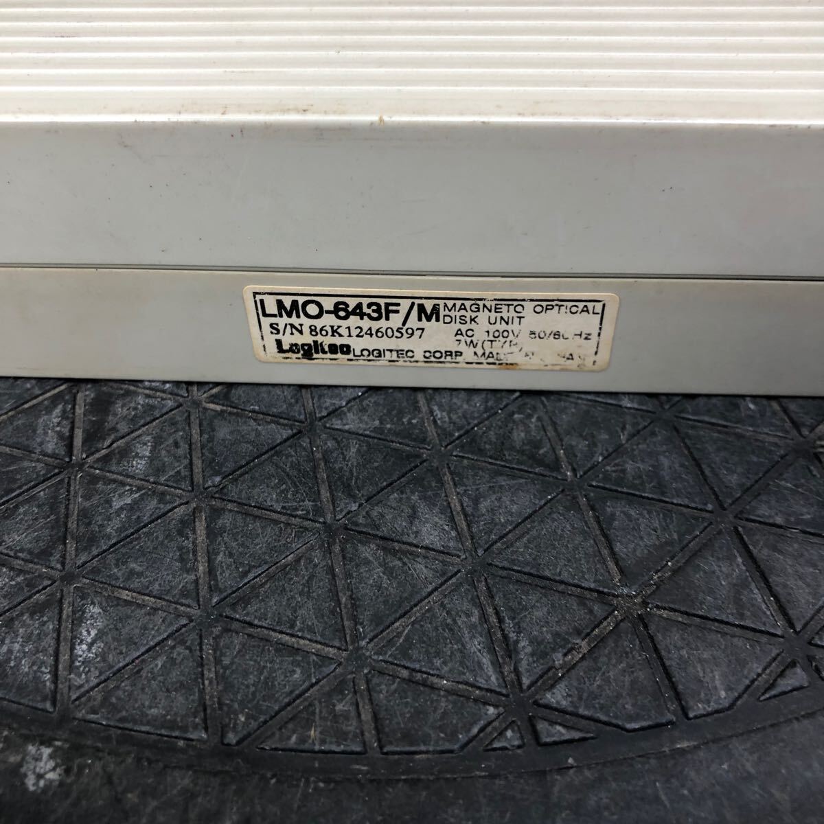 98-1474 激安 レトロPC パーツ 外付け 3.5インチMOドライブ ユニット Logitec LMO-643F 640MB SCSI 通電.電源オン.オフok ジャンク