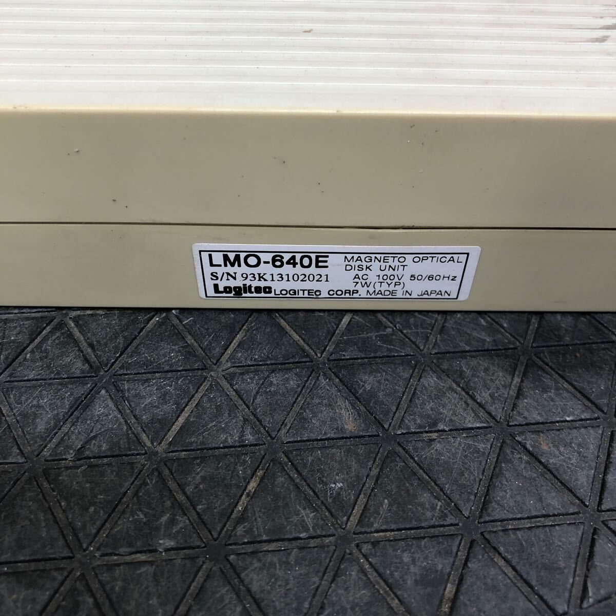 98-1624 激安 レトロPC パーツ 外付け MOドライブ 640MB Logitec LMO-640E SCSI 通電.電源オン.オフok ジャンク