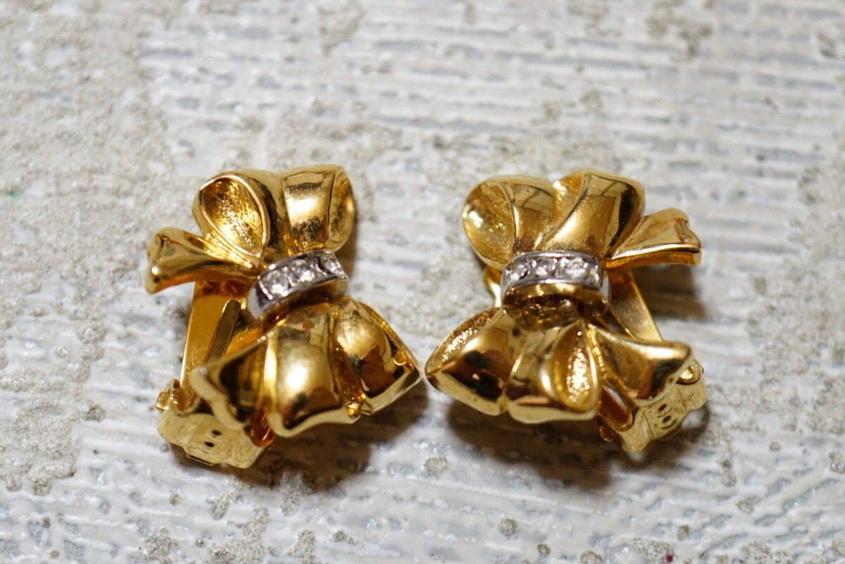 637 YVES SAINT LAURENT/ Yves Saint-Laurent Gold цвет серьги обе уголок .. за границей производства бренд Vintage аксессуары YSL декортивный элемент 