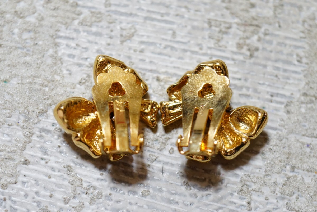637 YVES SAINT LAURENT/ Yves Saint-Laurent Gold цвет серьги обе уголок .. за границей производства бренд Vintage аксессуары YSL декортивный элемент 