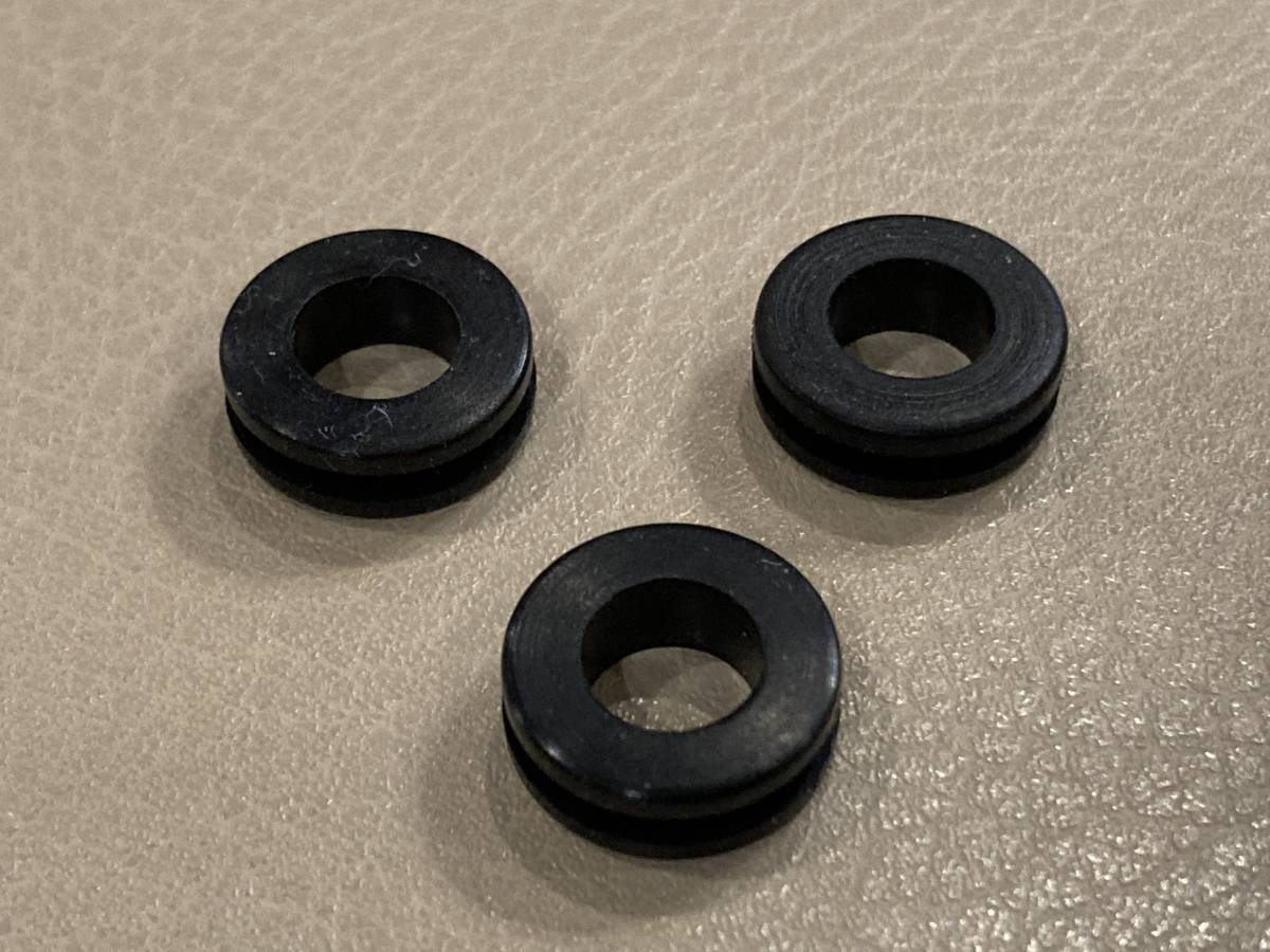 ■送料85円■BOSS コンパクトエフェクター用 交換用ゴム ガイド ブッシュ３個 日本制シリコン配合 対策ゴム?。模?1 DS-2 などに