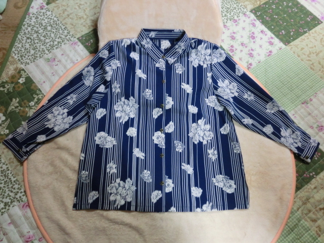 ■未使用品:紺色.模様が素敵なブラウス　　　Tn447 _画像1