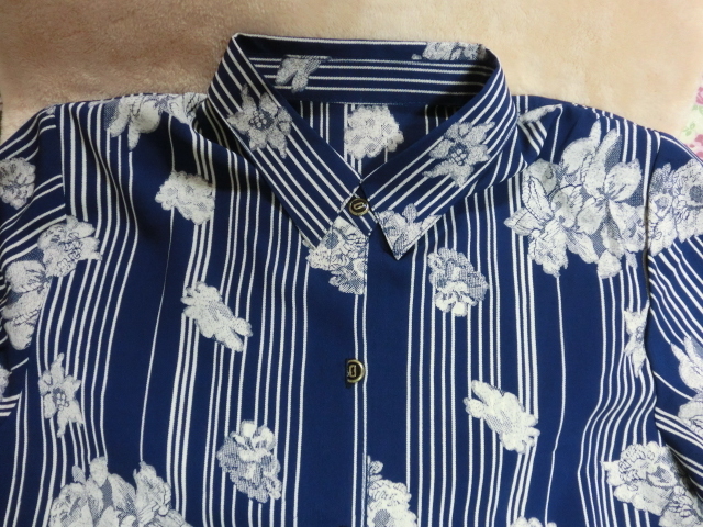 ■未使用品:紺色.模様が素敵なブラウス　　　Tn447 _画像2