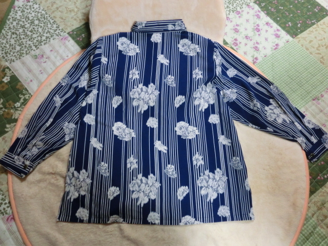 ■未使用品:紺色.模様が素敵なブラウス　　　Tn447 _画像3