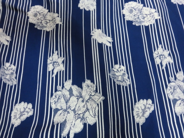 ■未使用品:紺色.模様が素敵なブラウス　　　Tn447 _画像4