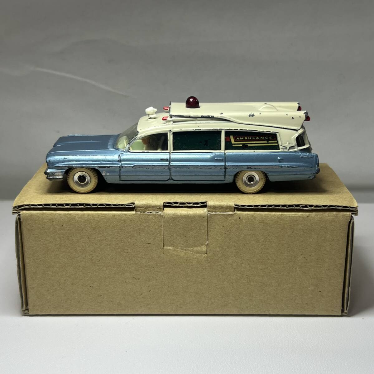 ミニカー Dinky Toys Superior Criterion Ambulance く245 当時物 Dinky Toys SUPERIOR CRITERION 救急車 ミニカー