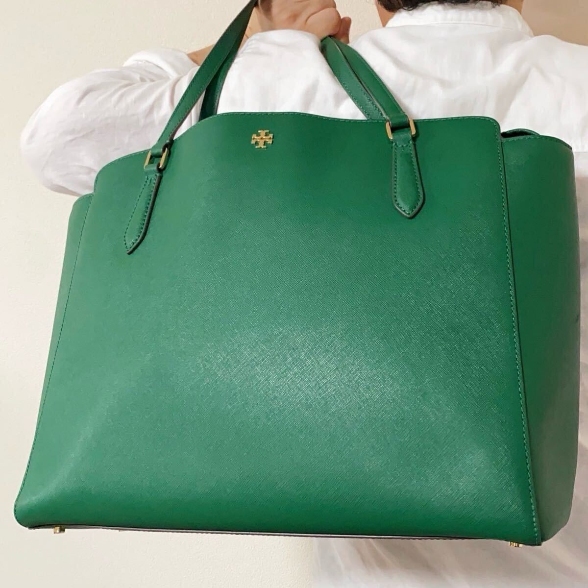 トリーバーチ トートバッグ 肩掛け レザー グレー系 金具ロゴ A4収納可能 極美品○希少カラー/A4収納○トリーバーチ TORY BURCH メンズ