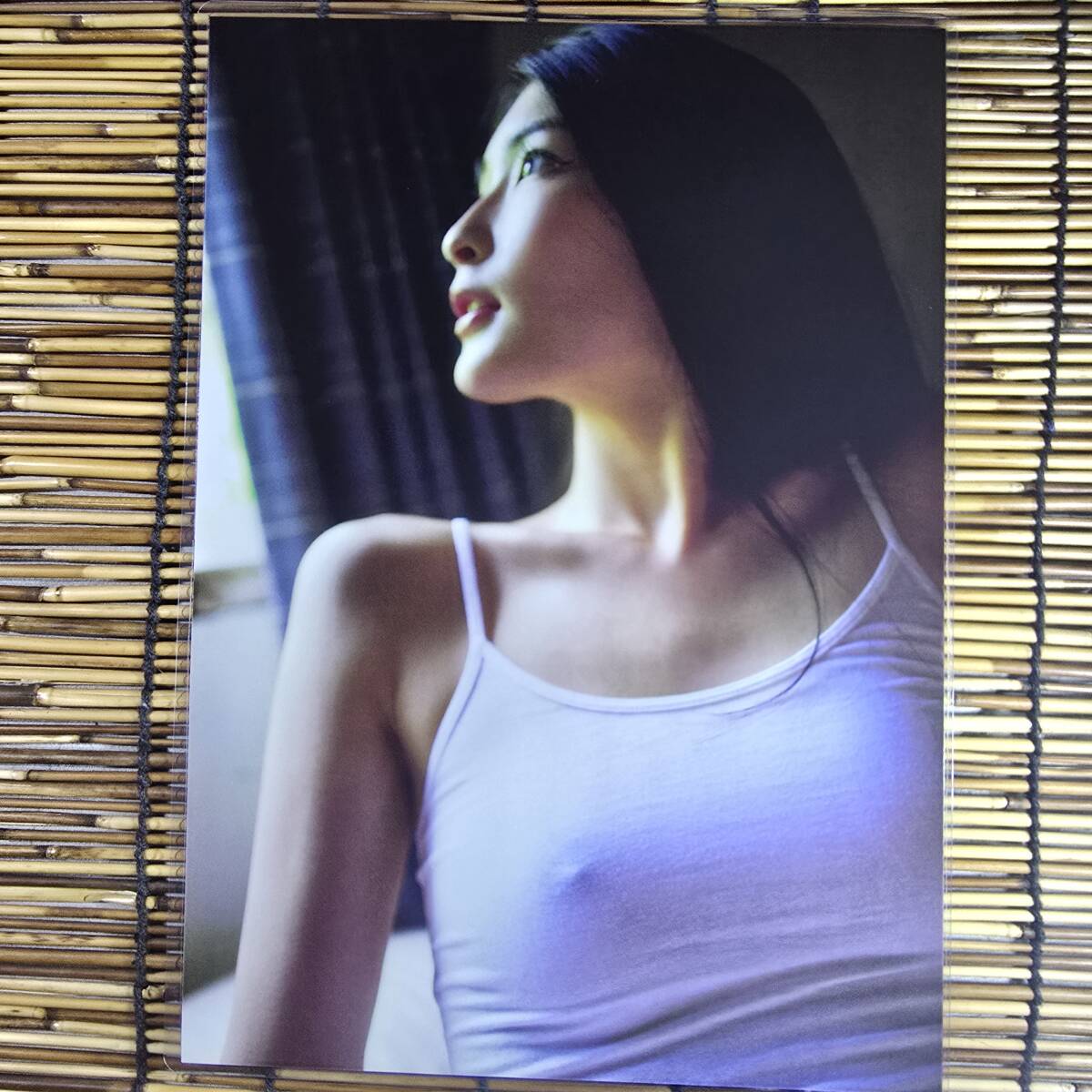 【高品質(zhì)厚手１５０μラミネート加工】本莊鈴 水著 B5 雑志（寫真集）切り抜き4ページ【グラビアアイドル】l100　AV女優(yōu)