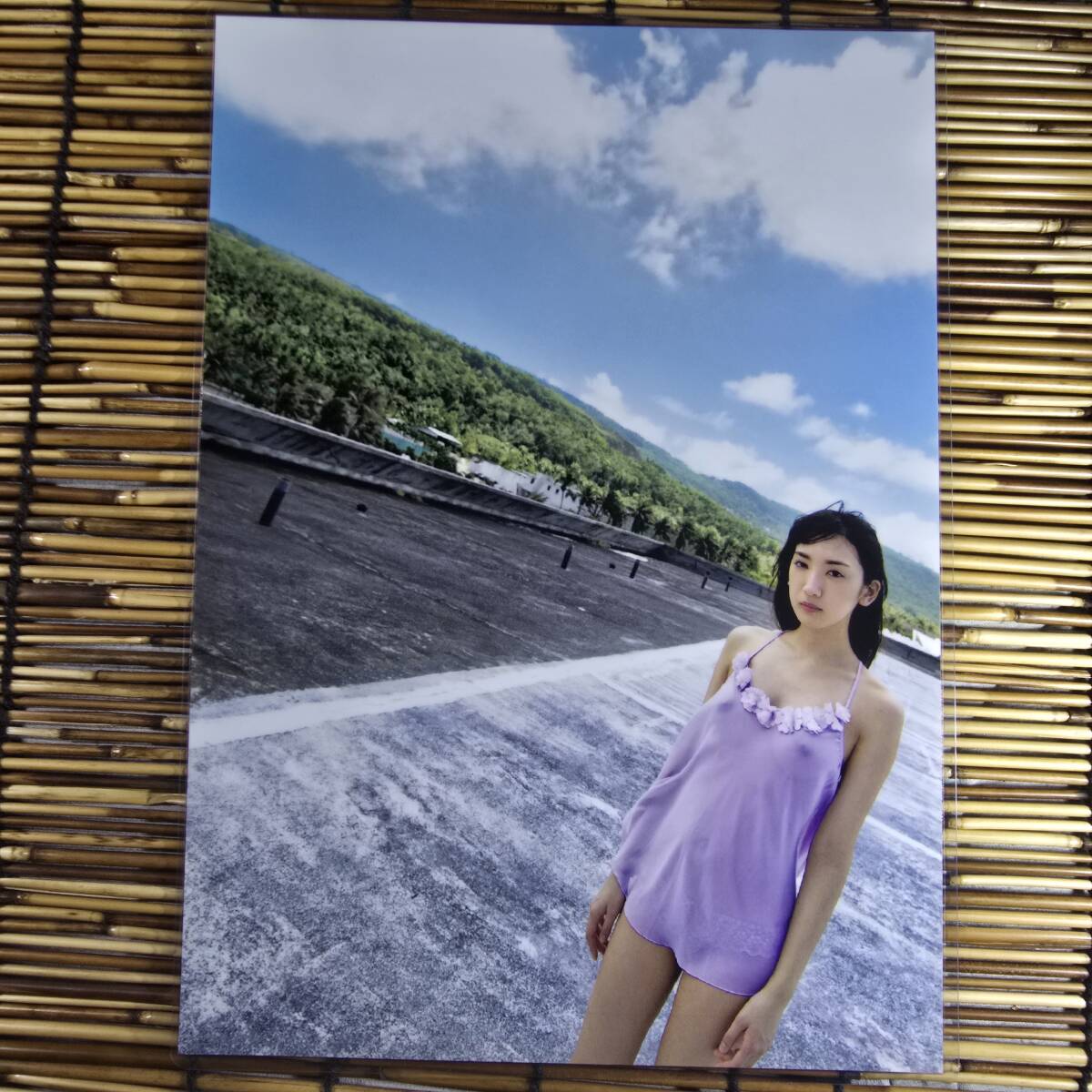 【高品質(zhì)厚手１５０μラミネート加工】辻本杏 水著 B5 雑志（寫真集）切り抜き4ページ【グラビアアイドル】l34　AV女優(yōu)