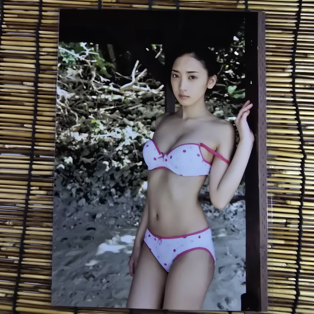 【高品質(zhì)厚手１５０μラミネート加工】辻本杏 水著 B5 雑志（寫真集）切り抜き4ページ【グラビアアイドル】l35　AV女優(yōu)