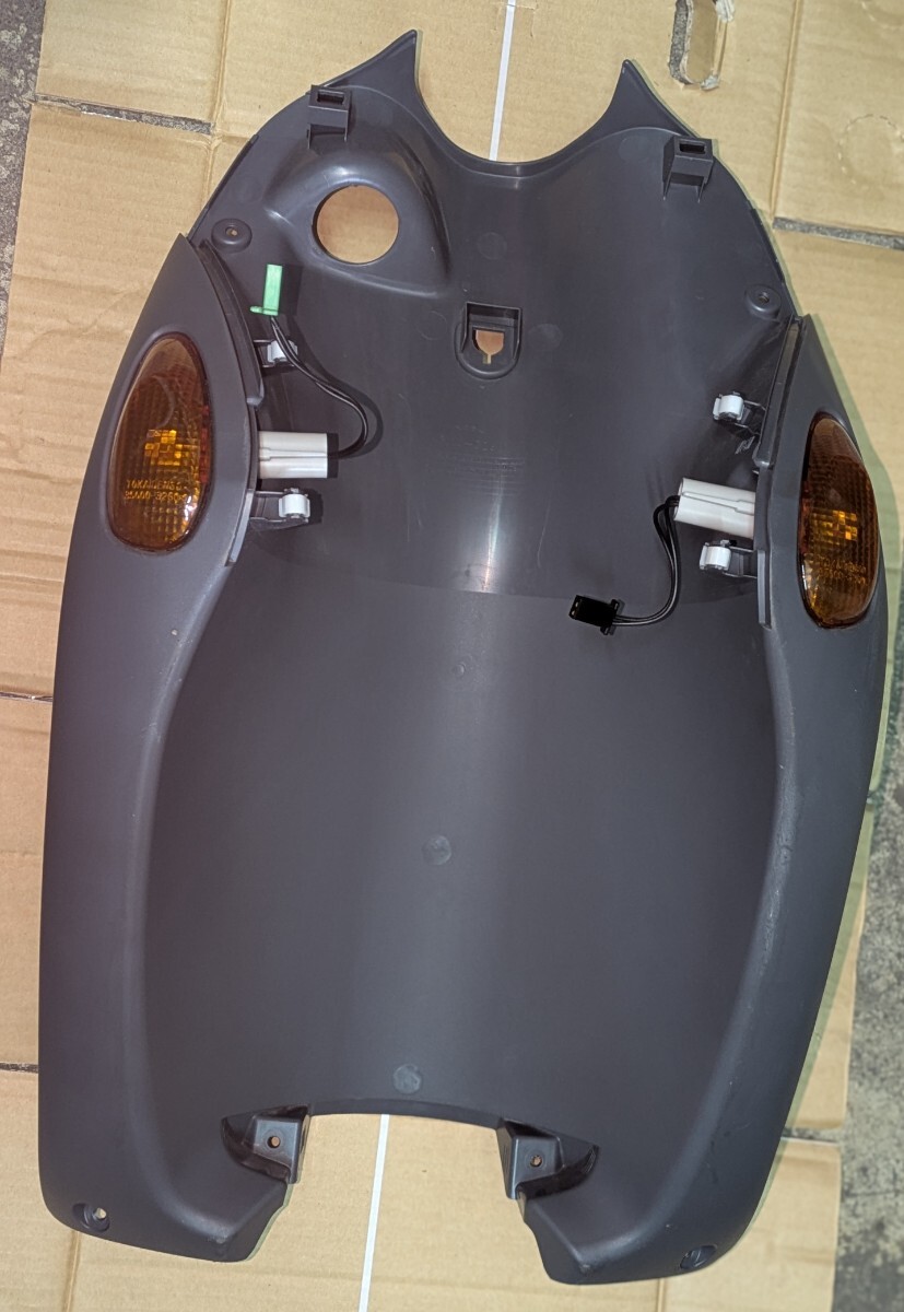 スズキ純正.レッツ4.レッグシールド?インナーパネル?インナーカバー?低走行車から外し.比較的美品.車体番号CA41A-176×××.ウインカー付き