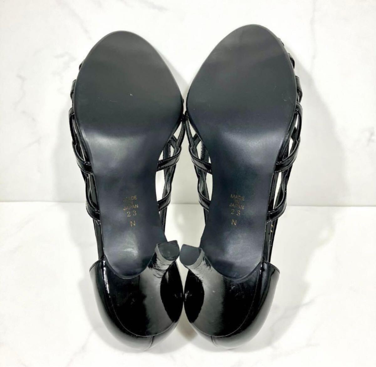 【極美品】DIANA ダイアナ デザイン エナメルサンダル パーティーパンプス オープントゥ ピンヒール ミュール 黒 ブラック 23.0cm