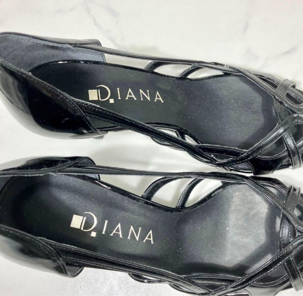 【極美品】DIANA ダイアナ デザイン エナメルサンダル パーティーパンプス オープントゥ ピンヒール ミュール 黒 ブラック 23.0cm