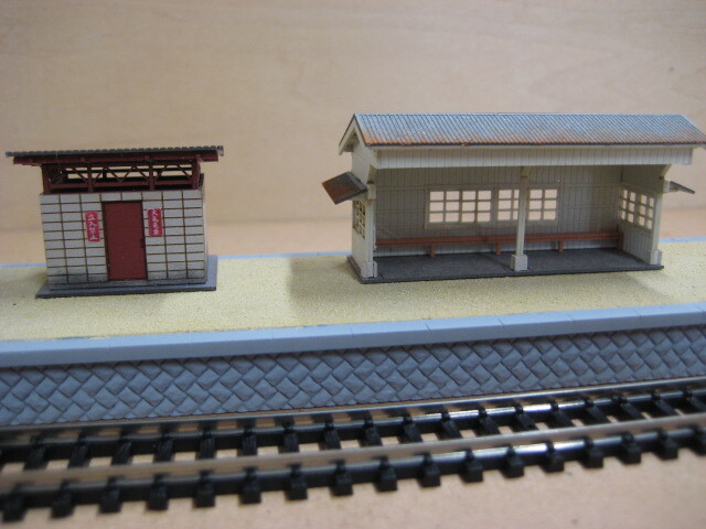 「上長瀞駅2番線待合室」とおまけ「ブロック小屋」1/150キット組み立て完成品。