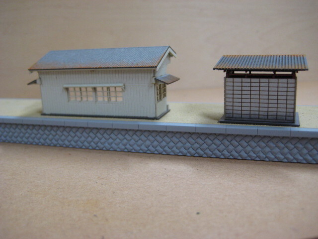 「上長瀞駅2番線待合室」とおまけ「ブロック小屋」1/150キット組み立て完成品。