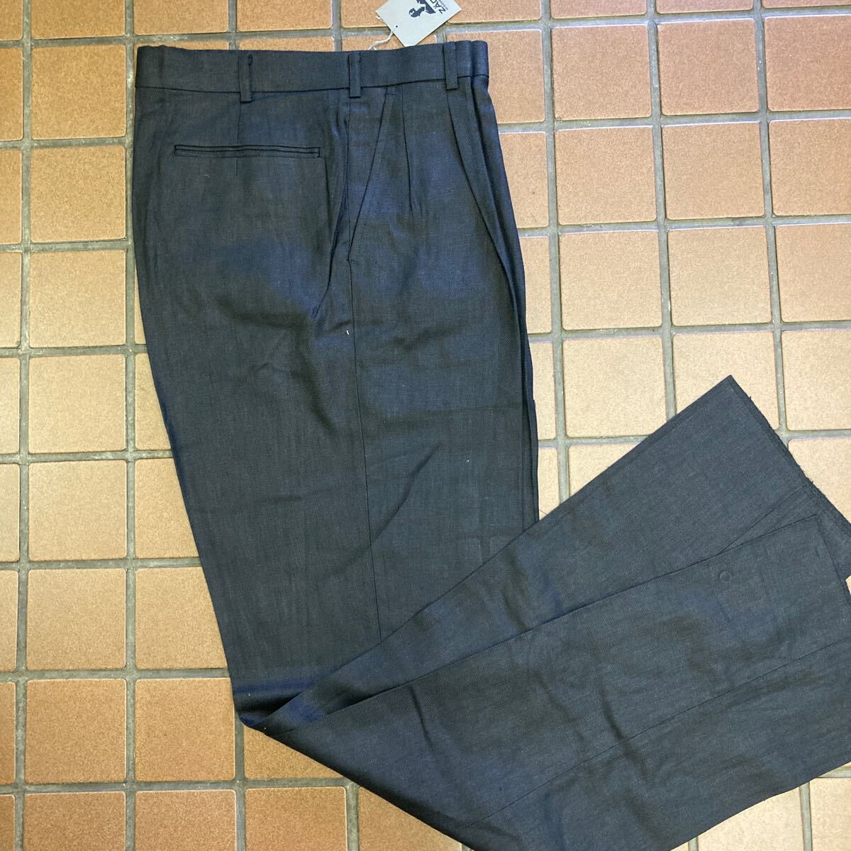 ｛新品｝〈夏物〉 激安!! 夏に快適な麻100% ゴルフ カジュアル golf スラックス サイズ M(76cm) 2タック 信頼の日本制 ブラック色