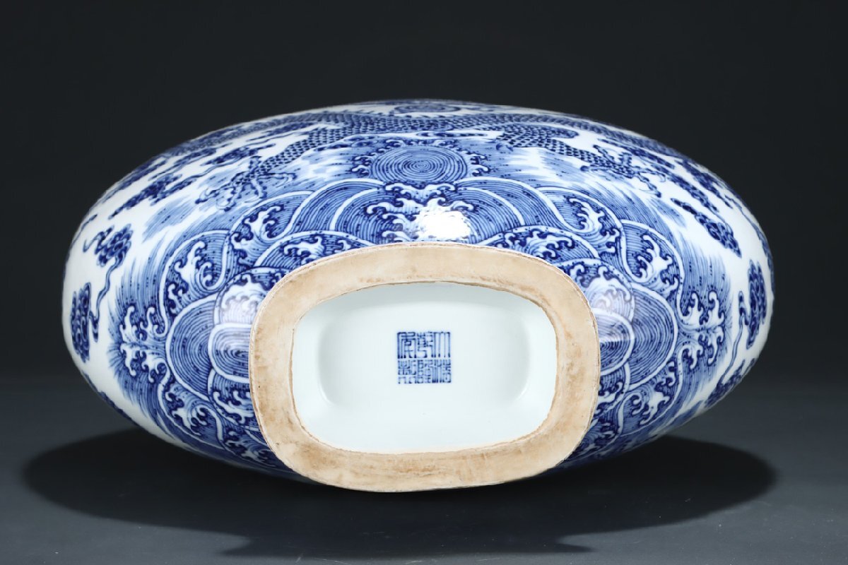 安】清時代 青花海水雲龍紋双耳扁瓶 郎世寧絵 絹本【磁器瓶図