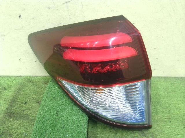 ヴェゼル DAA-RU3 左テールランプ ハイブリッドX LEB-H1 NH731P 外側 KOITO 220-62164 33552-T7B-J11 1UPJ-25981536]ヴェゼル ハイブリッド(e：HEV)(RU3)左テールランプ 中古