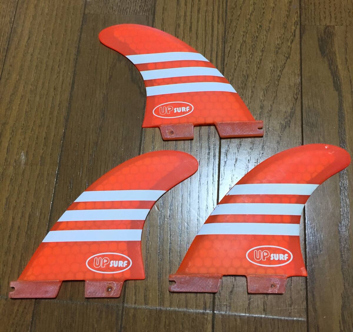 美品　鮮やか蛍光オレンジ　UP SURF サーフボードフィン　Mサイズ ハニカム 3フィン 3枚 美品?。妫悖螅? />
                                    </span> 
                                </div>

								<div   id=