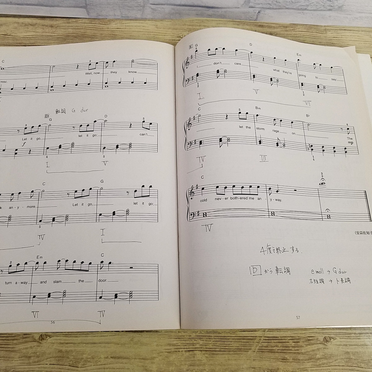 楽譜[ピアノで楽しもう！アナと雪の女王 初級／中級(使用感強い・一部書き込みあり)] フルート・合唱あり レット・イット・ゴー他_画像9