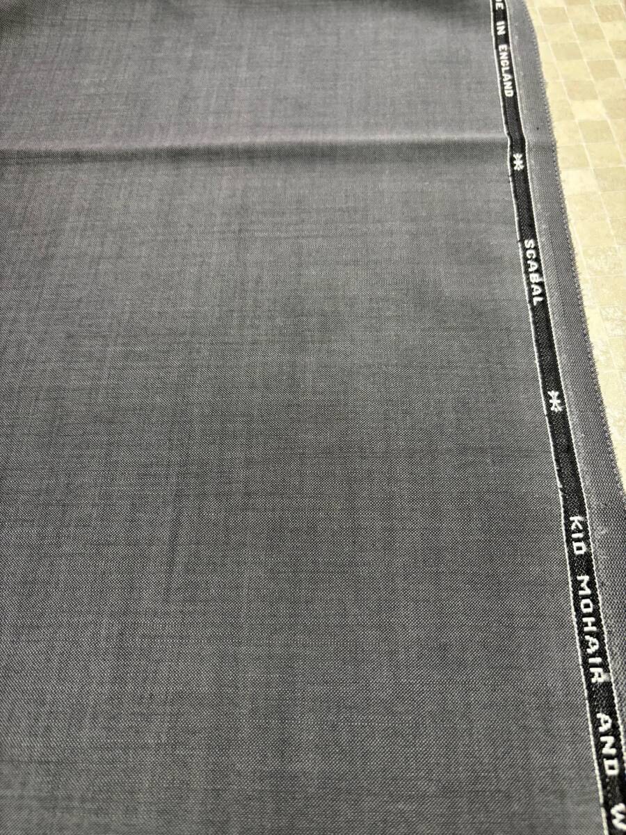 英国製ビンテージ服地　スキャバル　ライトグレーのトロピカル無地　50%Kidモヘア 50%Wool　長さ3.0m 幅150cm 目付265g/m ワサ付近虫穴_画像2