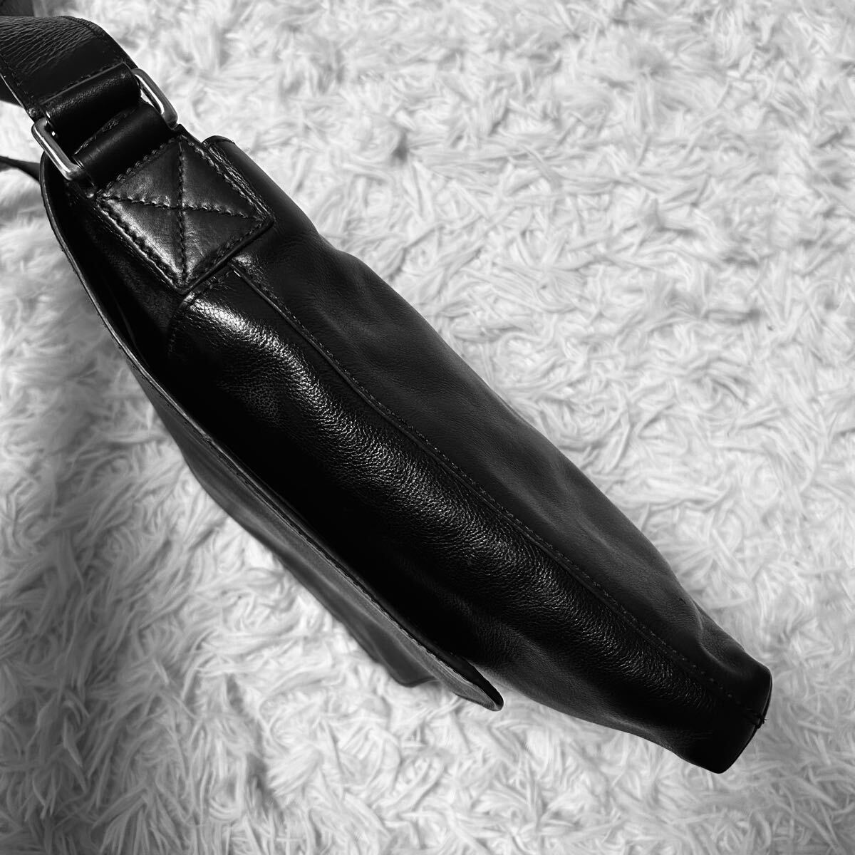  превосходный товар / трудно найти товар *COLE HAAN Cole Haan сумка на плечо сумка "почтальонка" натуральная кожа наклонный .. Cross корпус черный чёрный 