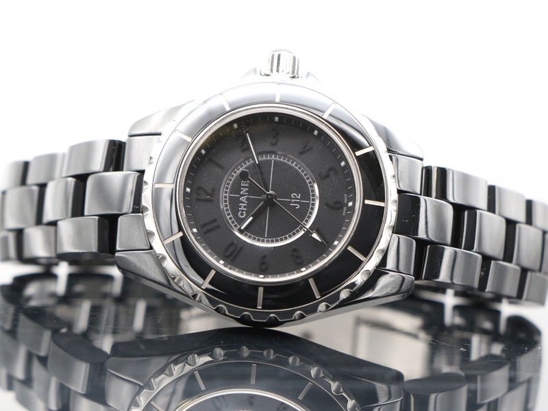 【 シャネル CHANEL 】 腕時(shí)計(jì) J12 H3828 インテンスブラック 33mm ワンショットモデル セラミック クォーツ レディース 箱 新著 70347-1