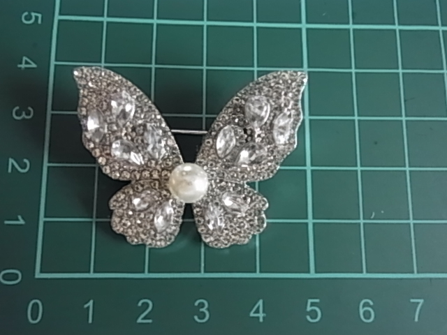 □未使用　キラキラ輝くビジュー　蝶々　バタフライデザイン　fakeパールとクリアラインストーンが輝くビジュー　華やかな素?cái)长圣芝愆`チ