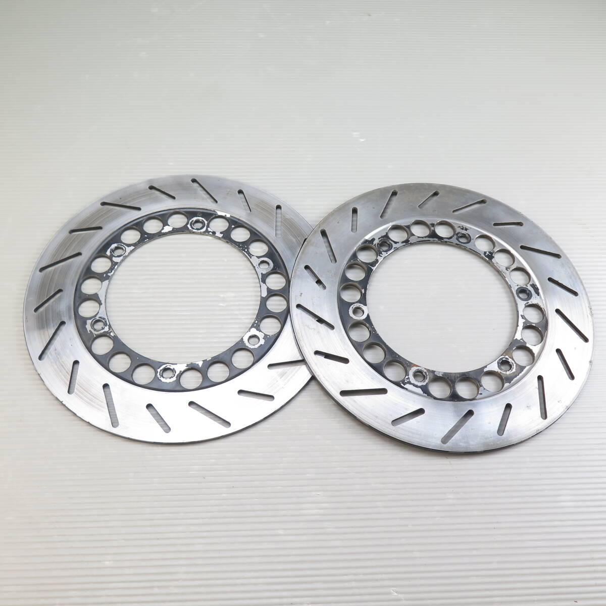 ■RZ250R [29L] 純正フロントディスクローター 殘約4.3/4.3mm ディスクブレーキ 中古 ヤマハ YAMAHA 4L3 51L 1AR 1XG 29K 52Y KR061008