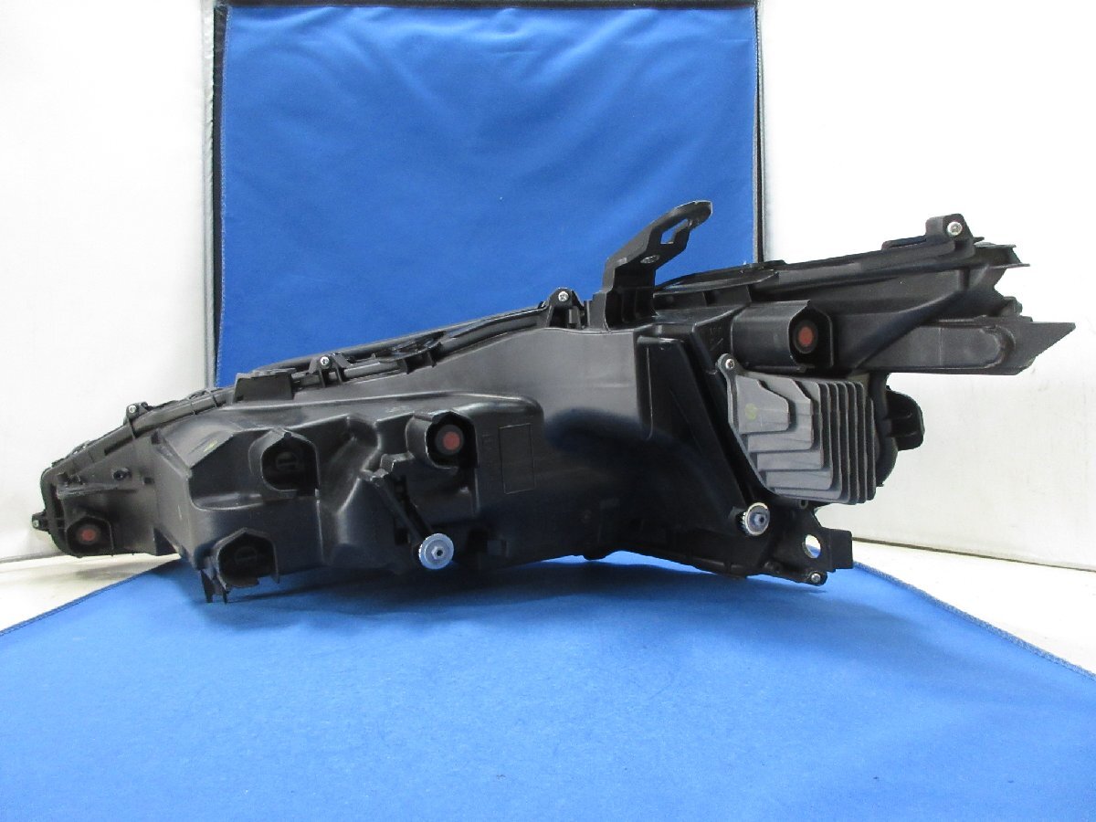 レクサス　ES300h　AXZH11　后期　右ライト/右ヘッドライト　LED　純正?。ˋXZH10）　KOITO　33-286　【タ】　226119