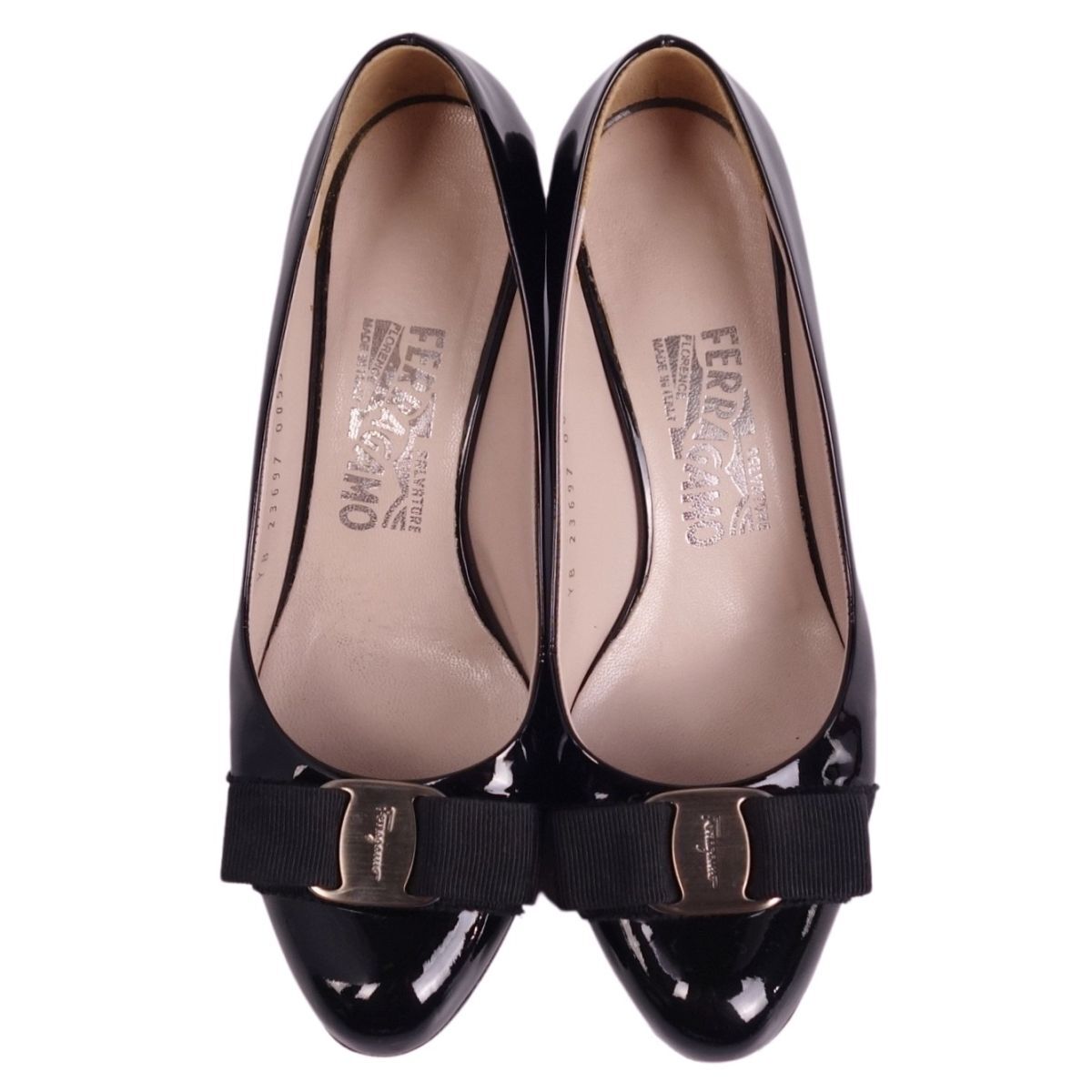 美品 サルヴァトーレ フェラガモ Salvatore Ferragamo パンプス ヴァラ エナメル ヒール シューズ 5D(22.5cm) ブラック ce06mt-rm10e31423