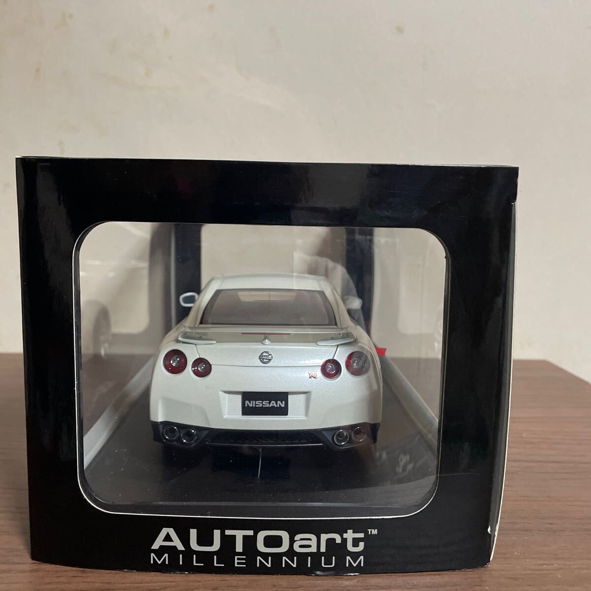 半額スタート！絶版品　未開封未使用品　1/18 オートアート　NISSAN GT-R R35(ホワイトパール) 「MILLENNIUM」 [77387]