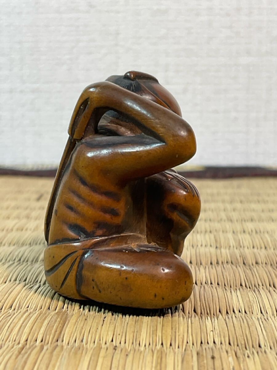 ** netsuke * Самшит мелколистный производства {.. рука . спина .... человек }* дерево гравюра *.. предмет * времена предмет * антиквариат 