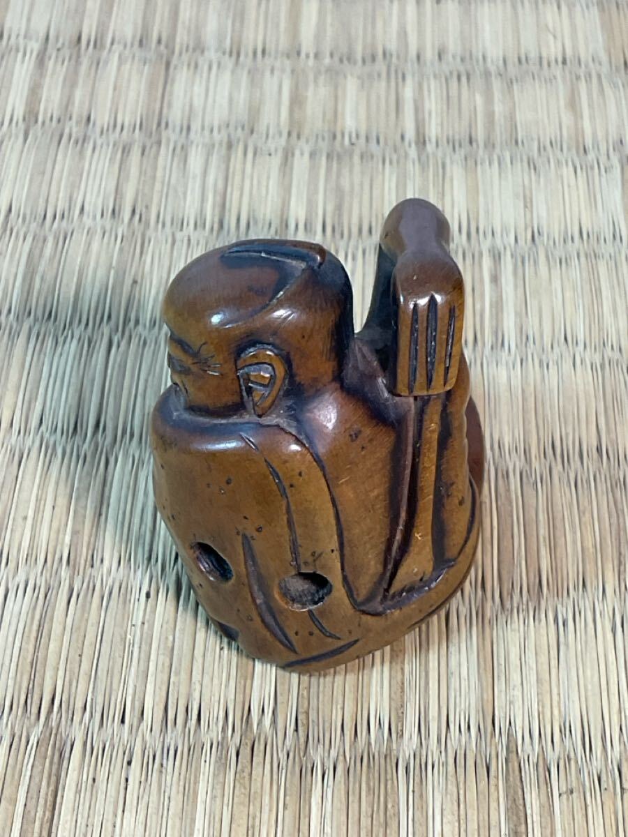 ** netsuke * Самшит мелколистный производства {.. рука . спина .... человек }* дерево гравюра *.. предмет * времена предмет * антиквариат 
