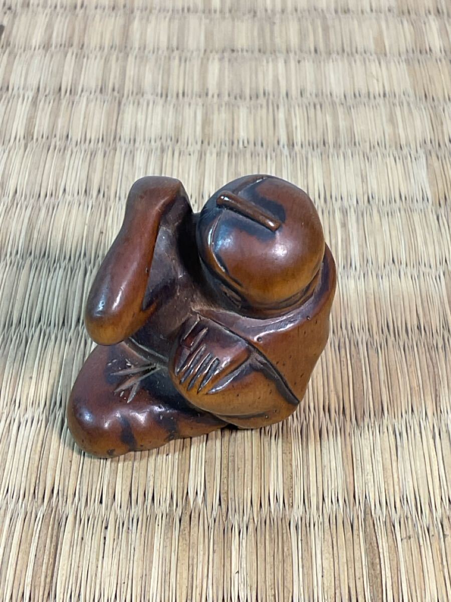 ** netsuke * Самшит мелколистный производства {.. рука . спина .... человек }* дерево гравюра *.. предмет * времена предмет * антиквариат 