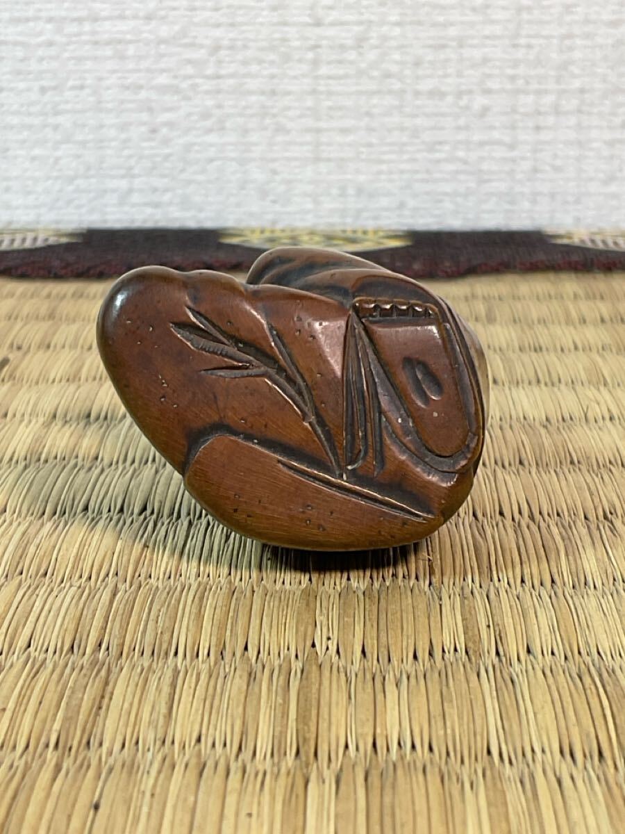 ** netsuke * Самшит мелколистный производства {.. рука . спина .... человек }* дерево гравюра *.. предмет * времена предмет * антиквариат 