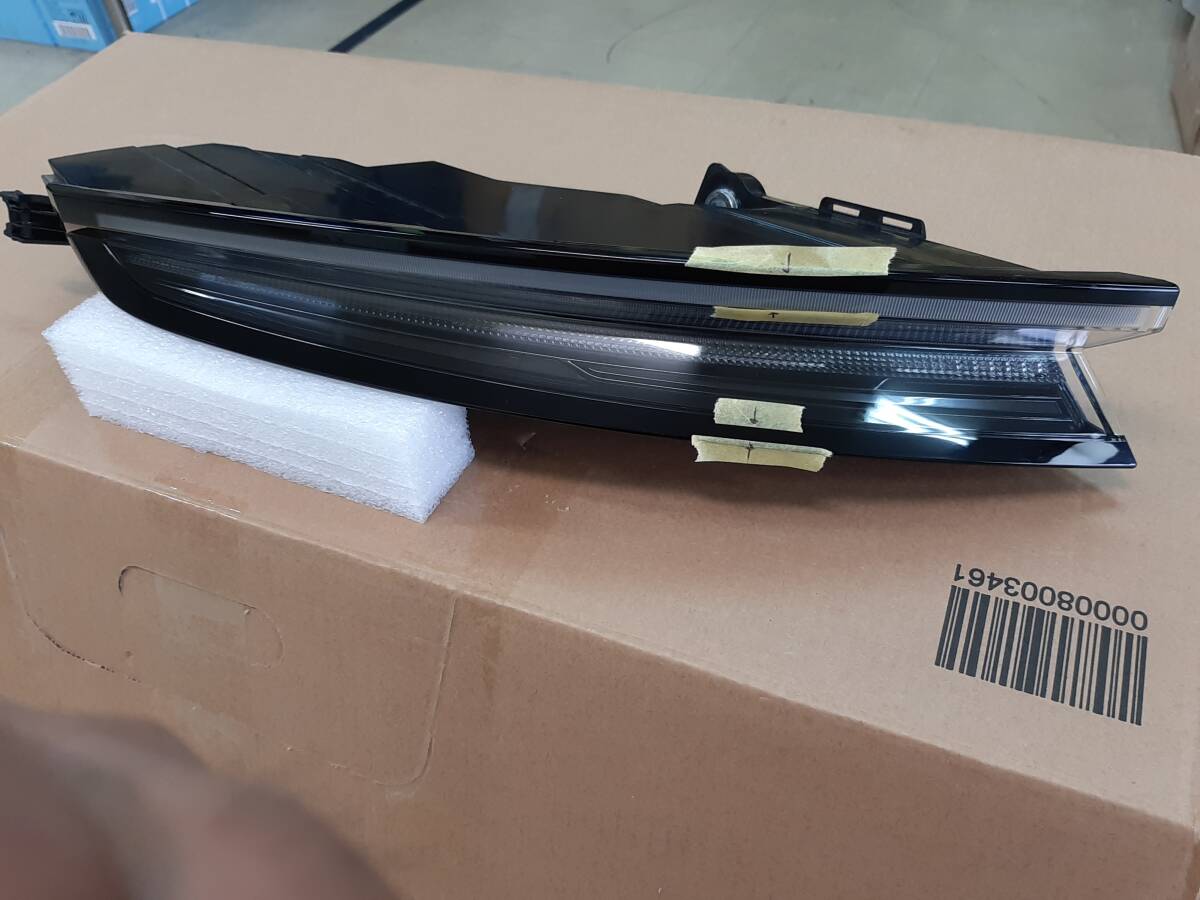 ■ポルシェタイカン◆LEDテールライト■左側■純正品番:9J1945095A◇■中古品