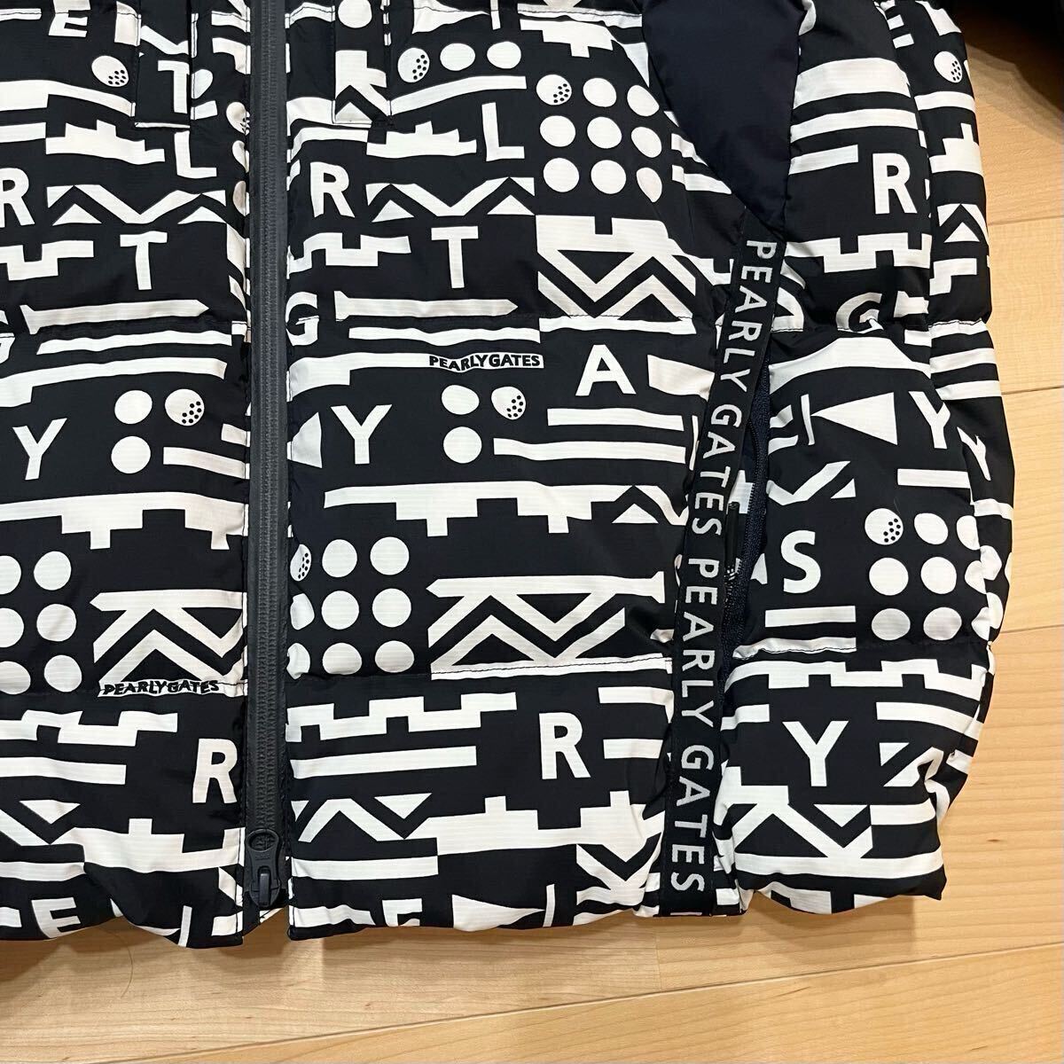 ★極美品 パーリーゲイツ ロゴ総柄 ダウンジャケット スニードブルゾン メンズ ★送料無料 正規品 _画像5