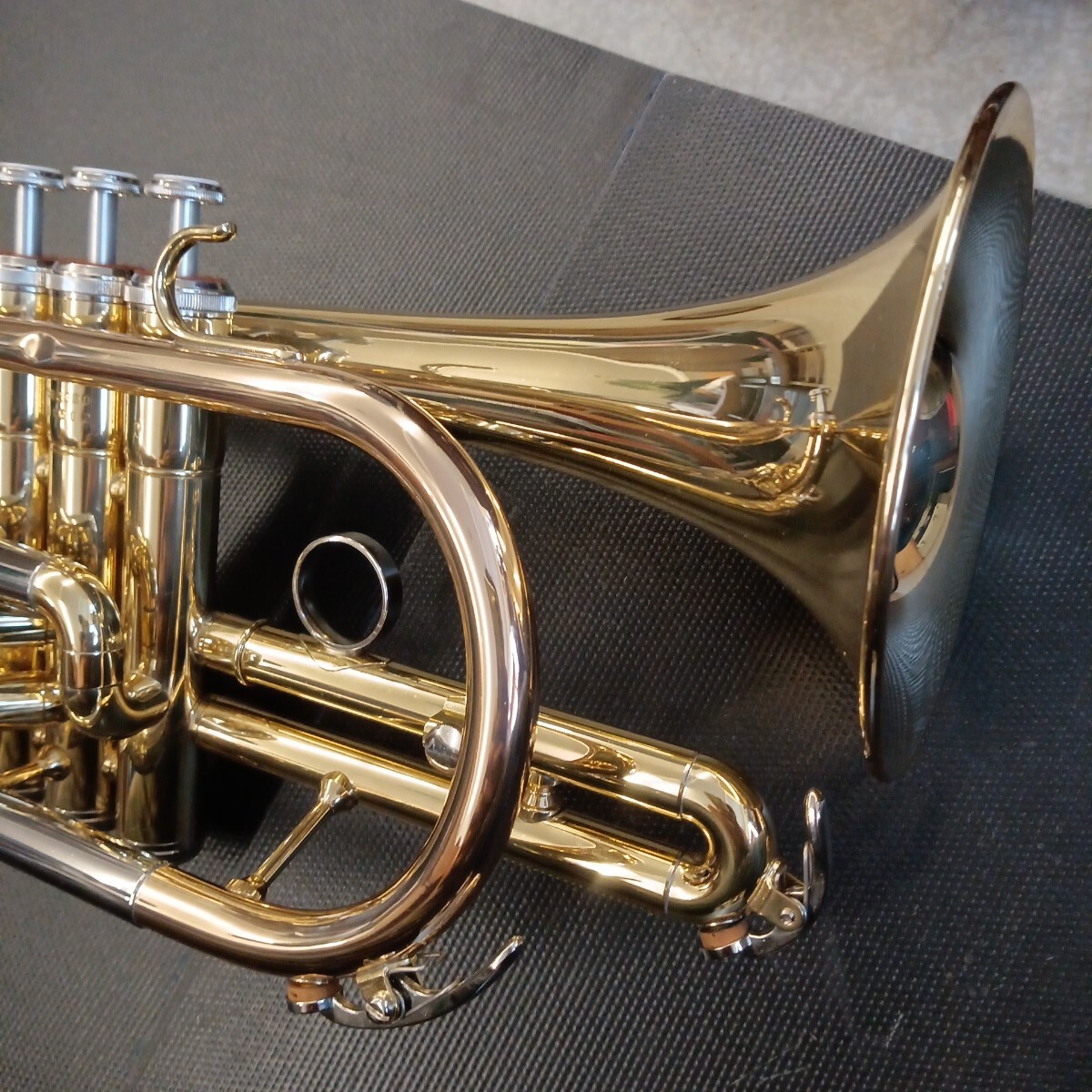  сверху 706-049 YAMAHA YCR2330 корнет духовые инструменты б/у 